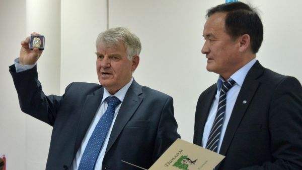 Қазыбек Есенин орденін алу