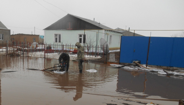 Ақтөбеде ауыл әкімі су ортасында қалған үйге екі көлік күл жеткізіп берді