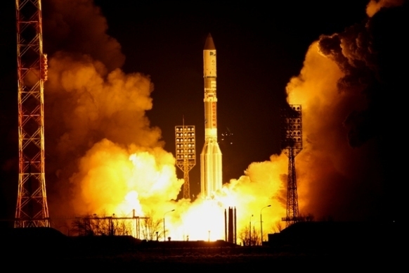 rossiyskaya_raketa_proton_m_vyvela_amerikanskiy_sputnik_na_orbitu_thumb_fed_photo