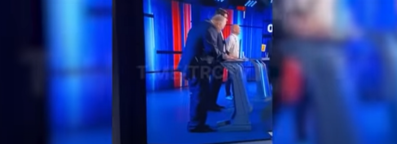 Жириновскийдің теледебат кезінде шалбары шешіліп кеткен (ВИДЕО)