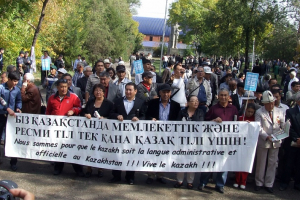 Біздегі тіл саясаты босаң, жалтақ және жүйесіз - Бижомарт Қапалбек