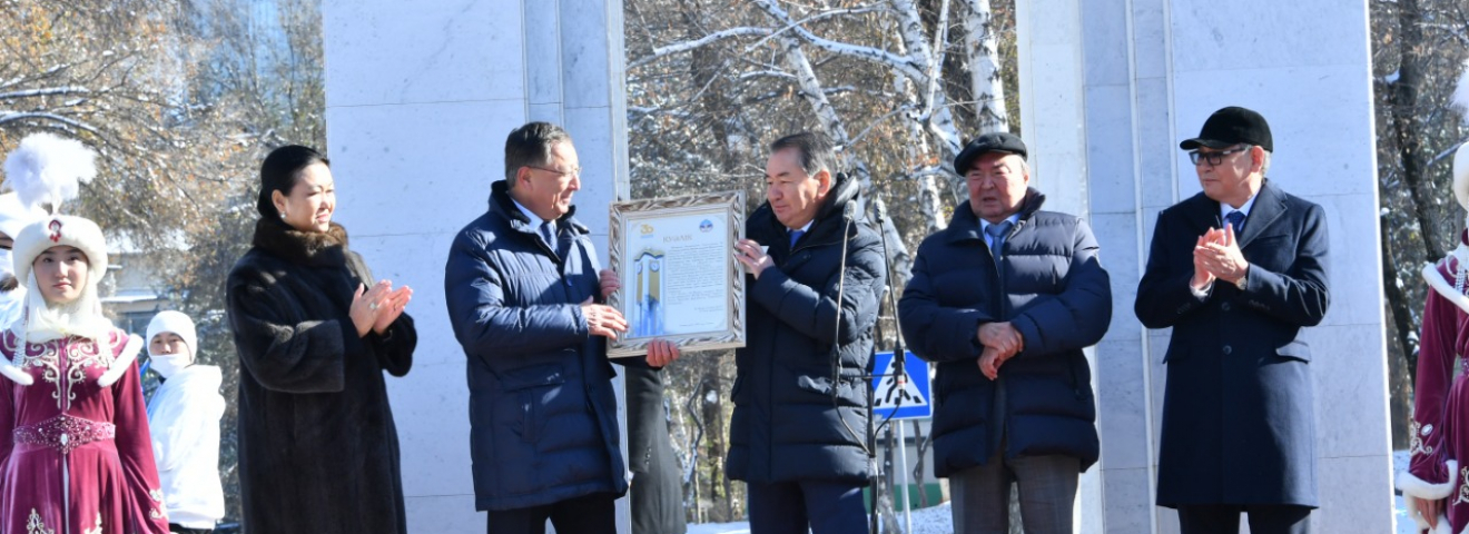 ҚАЗҰУ ҚАЛАШЫҒЫНДА 19 МЕТРЛІК САҒАТ СТЕЛАСЫ БОЙ КӨТЕРДІ