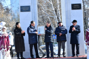 ҚАЗҰУ ҚАЛАШЫҒЫНДА 19 МЕТРЛІК САҒАТ СТЕЛАСЫ БОЙ КӨТЕРДІ