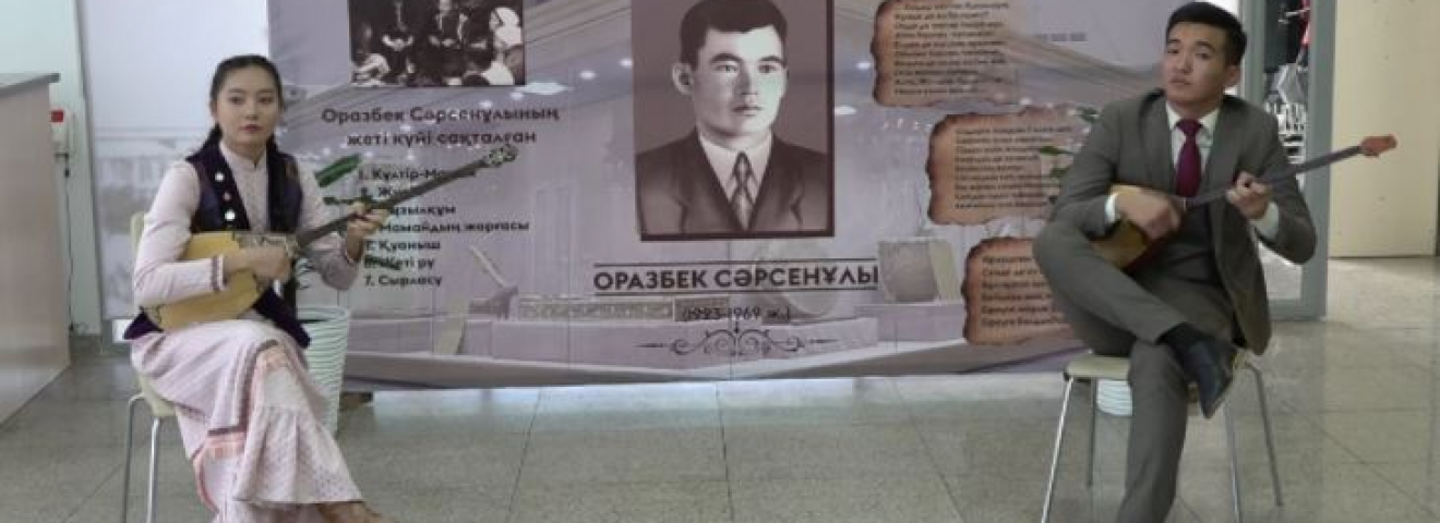 Алматыға күйші Оразбек Сәрсенұлының домбырасы жеткізілді