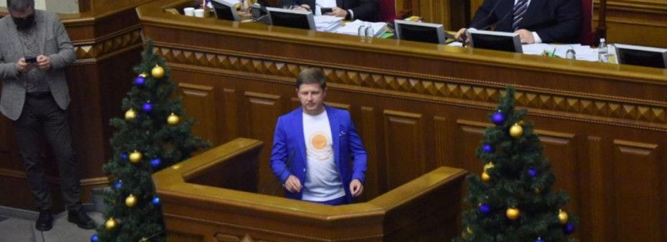 Украиналық депутат Жоғарғы Рада отырысына Қазақстанның туын бейнелеген киім киіп келді