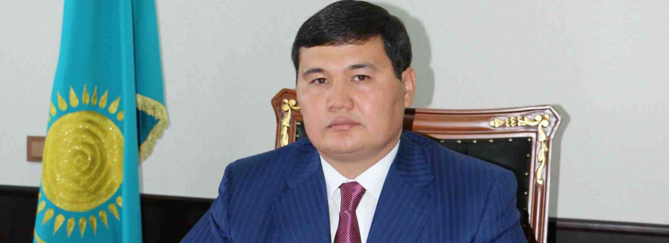 ОНЫҢ ИЫҒЫНДА ЕЛДІҢ ЖҮГІ ТҰР