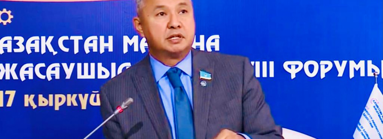 Президенттің ұстанымдары шенеуніктердің консерватизмінен гөрі, "Ақ жол" ұсыныстарына жақынырақ - Азат Перуашев