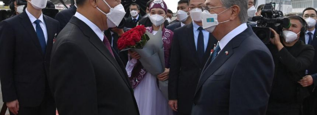 Қасым-Жомарт Тоқаев Қытай Төрағасы Си Цзиньпинді әуежайдан қарсы алды