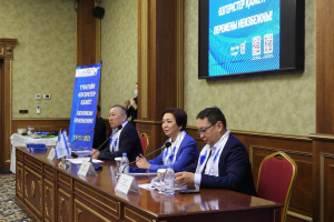 «Ақжолдың» үгіт-насихат тобы мүшелері Дәния Еспаева мен Серік Ерубаев Атырау қаласының ШОБ өкілдері және банк қызметкерлерімен кездесті