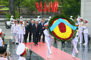 Қасым-Жомарт Тоқаев Вьетнамда Ұлт қаһармандары монументіне гүл шоғын қойды