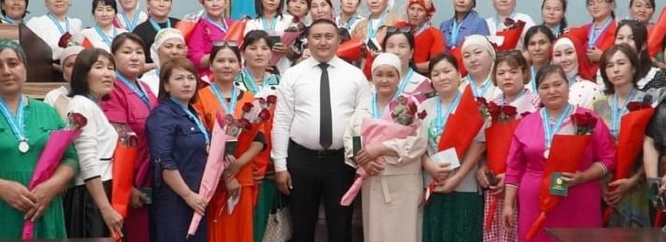 Түркістан: Бәйдібек ауданында 43 батыр анаға «Алтын алқа» мен «Күміс алқа» табысталды