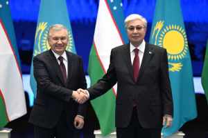 Қасым-Жомарт Тоқаев пен Шавкат Мирзиёев бейресми кездесу өткізді