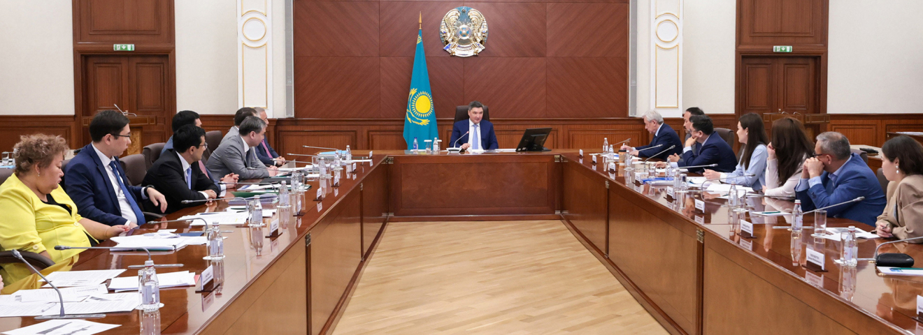 Олжас Бектенов сарапшылармен экономиканың даму мәселелерін талқылады
