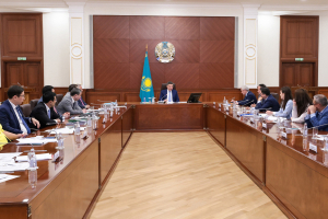 Олжас Бектенов сарапшылармен экономиканың даму мәселелерін талқылады