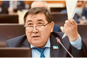 Ермұрат Бәпи дауға айналған сауалына түсініктеме берді