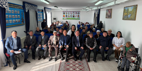 Қазыбек Иса Шымкенттегі қарттардың өзекті мәселелерін тыңдады