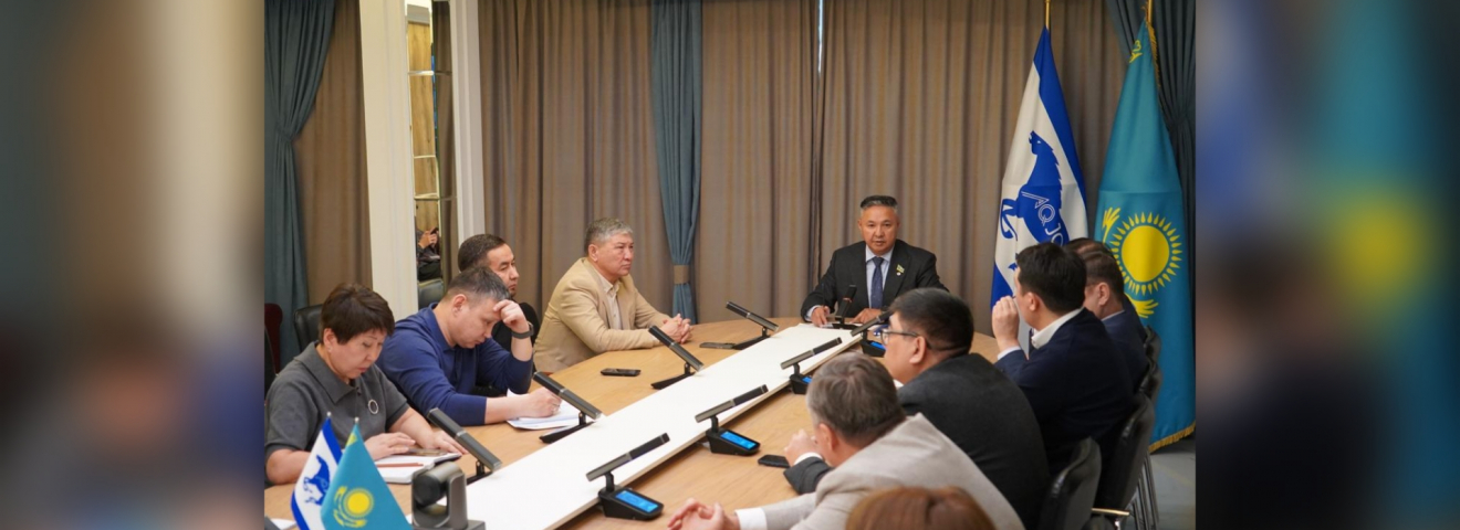 "Ақ жол" Конституцияның жаңа жобасын талқылады