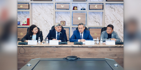 «КОНСТИТУЦИЯНЫ ЖҮЙЕЛІ ЖАҢҒЫРТУДЫҢ ҒЫЛЫМИ НЕГІЗДЕРІ» ТАҚЫРЫБЫНДА ДӨҢГЕЛЕК ҮСТЕЛ ӨТТІ