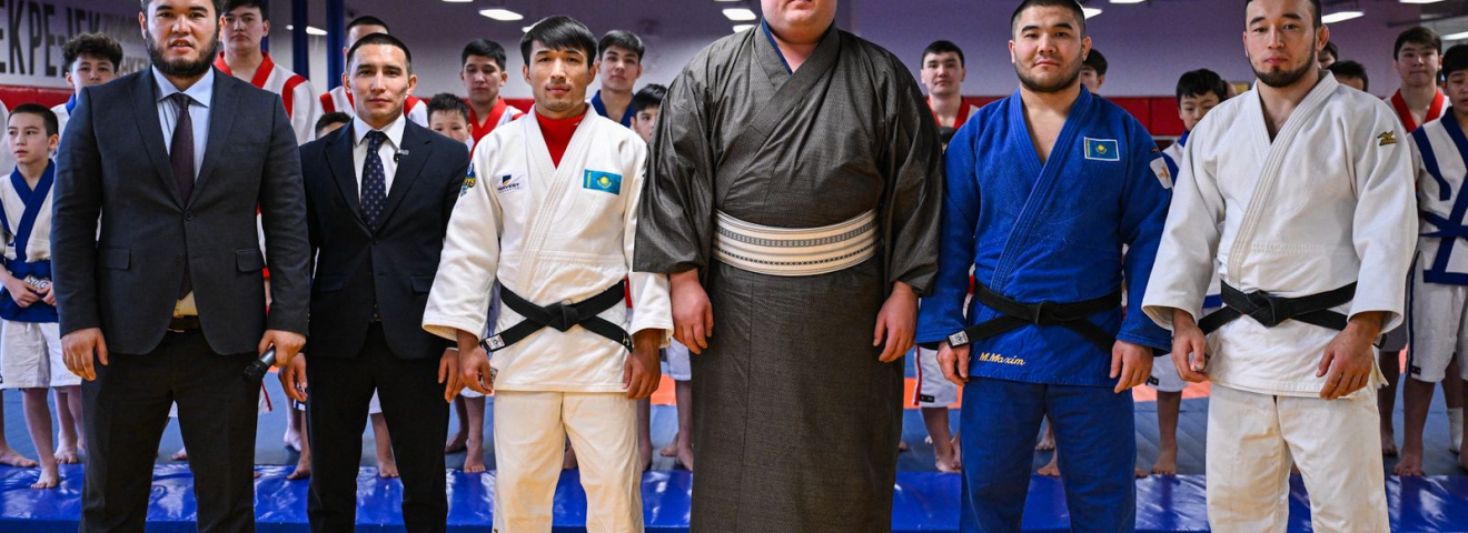 Сумошы Ерсін Балтағұл қазақстандық спортшылармен жүздесті