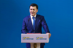 Жабық кабинетте емес, елдің көзінше жазылды: Ерлан Қарин жаңа Конституцияны әзірлеудің ерекшелігін атады