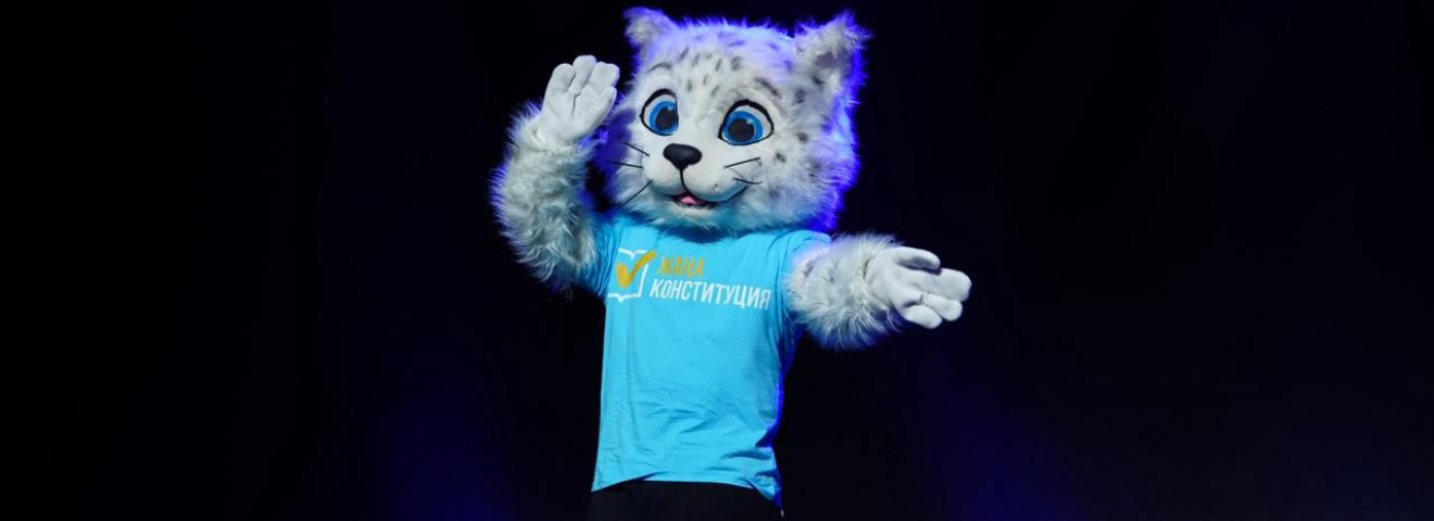 Робот Темірбекпен пен барыс Әділет жастарды жаңа Конституцияны қолдауға шақырды