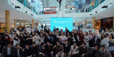 Астанадағы MEGA Silk Way сауда орталығында «Бақыт деген» музыкалық флешмобы өтті