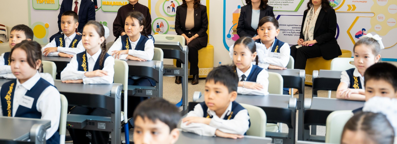 Аида Балаева елорда мектебіндегі TopIQ Smart Class мүмкіндіктерімен танысты