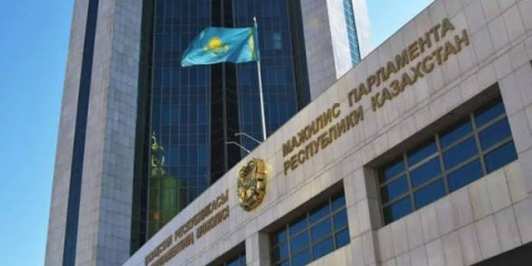Мәжіліс төрағасы Парламент Палаталарының бірлескен отырысын шақыру туралы Өкімге қол қойды