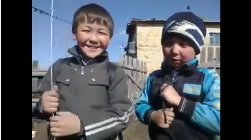Қанат Әлжаппаров пен Аманғали Спабековтердің дауысын айнытпай салатын балалар (видео)