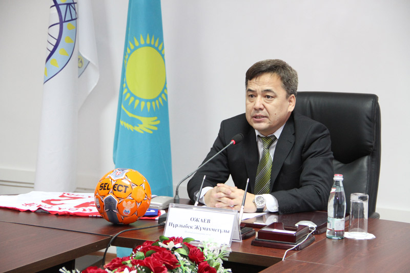 Қазақстандық әкімнің Ресейлік әнді айтқаны желіде қызу талқылануда