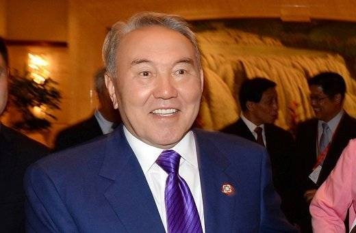 Желіде Назарбаевтың әзіл айтып отырған видеосы пайда болды (видео)