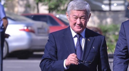 Сапарбаев қала әкімінен қарызға ақша алып шоколад сатып алды (видео)