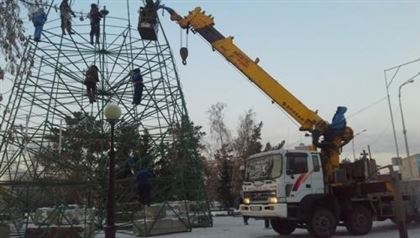 Павлодарда жаңа жылдық шырша Тәуелсіздік күнінен бұрын орнатыла бастады