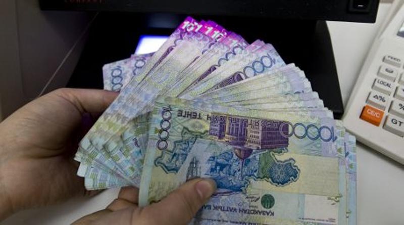 Алматылық азамат 65000 доллар мен 2 млн теңге тауып алып, иесіне қайтарып берген (видео)