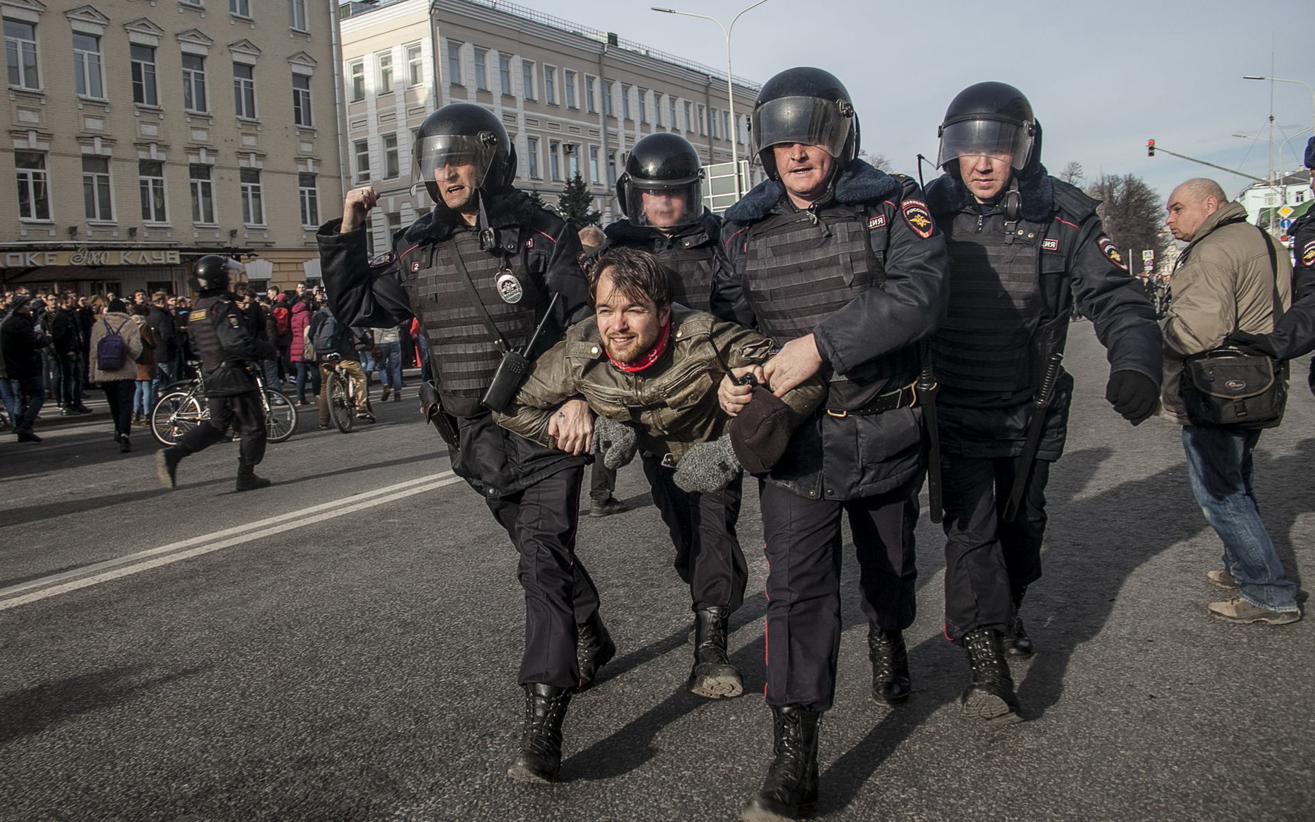 Ресейде мыңдаған адам билікке қарсы митингке шықты (ФОТО)