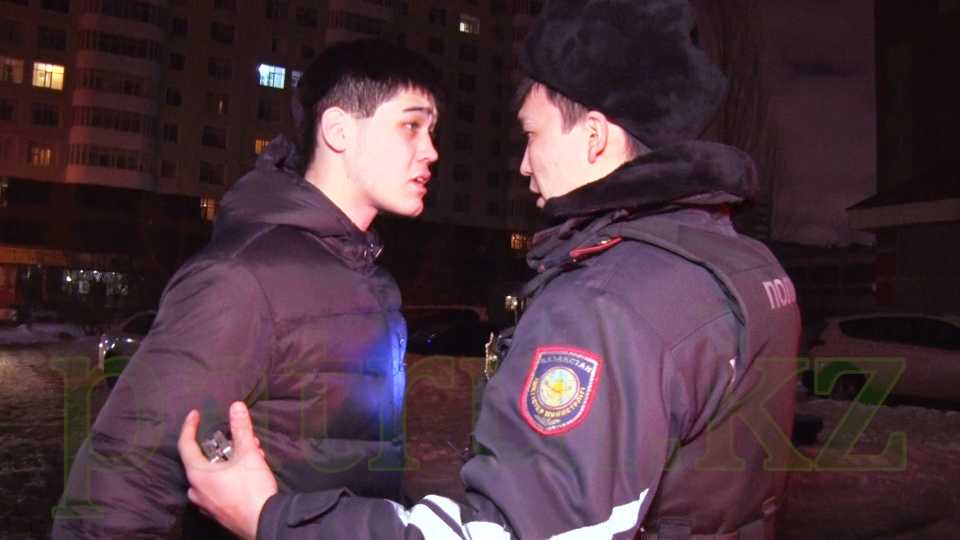 Астанада дөкейдің балалары тәртіп сақшыларын адам құрлы көрмеді (ВИДЕО)