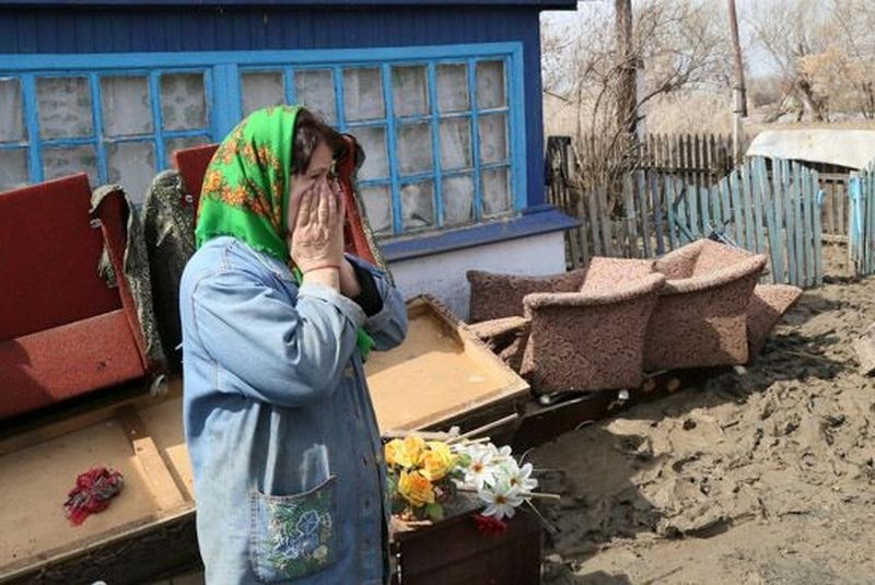 "Ауыздарыңды ашпаңдар!" - Жергілікті билік су тасқынынан зардап шеккендерді қорқытып отыр