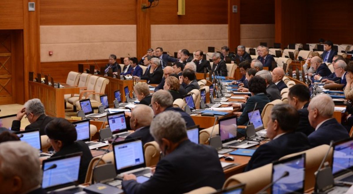 Елдегі дағдарысқа қарамастан Мәжіліс депутаттары өз жалақыларын көтертіп алды