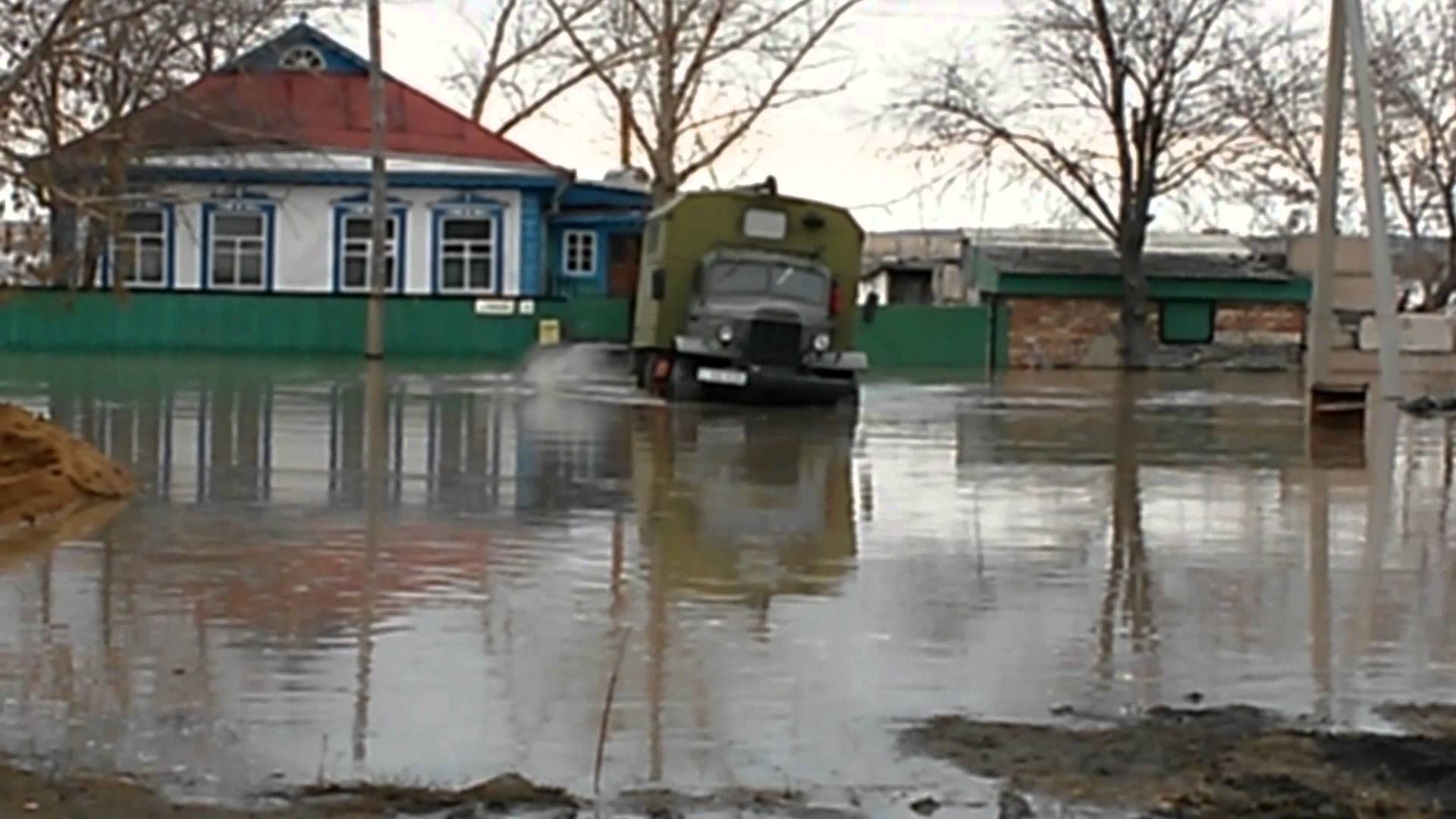 «Ак жол» оказывает  помощь пострадавшим  от наводнения