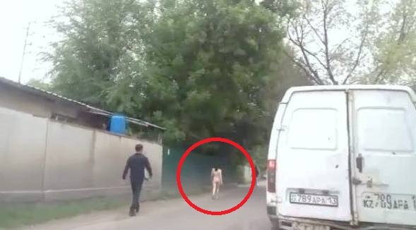 Алматыда тыр жалаңаш серуендеп жүрген қыз видеоға түсіп қалды