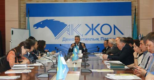 АЗАТ ПЕРУАШЕВ  ЖУРНАЛИСТЕРМЕН КЕЗДЕСТІ