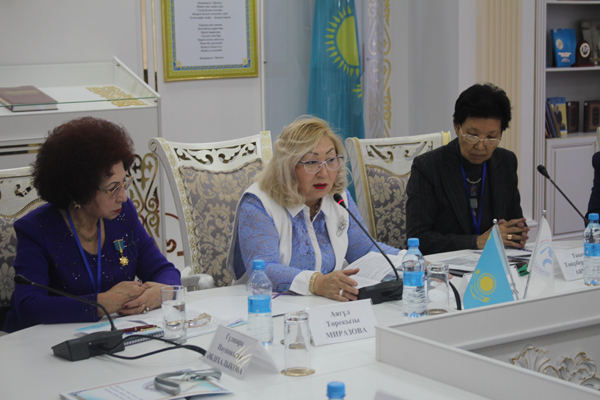 ҒАЛЫМ ӘЙЕЛДЕР ЛАТЫН  ӘЛІПБИІН ЕНГІЗУГЕ КҮШ САЛАДЫ