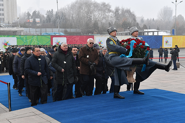 Алматыда ҚР Тәуелсіздік Монументіне салтанатты түрде гүл шоқтары қойылды