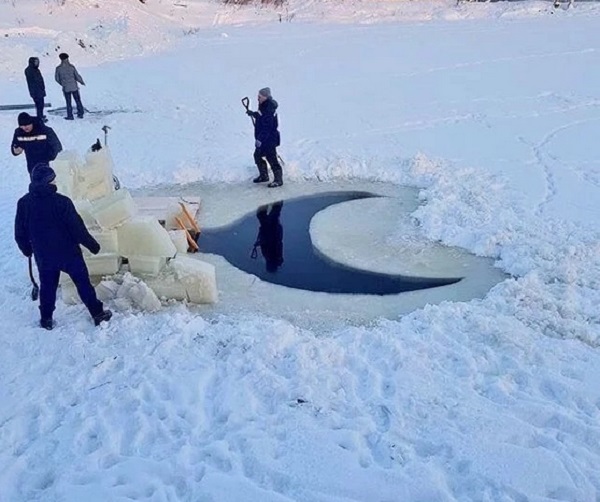 Мұсылмандық бейнесінде жасалған шоқыну суаты желіде шу болды