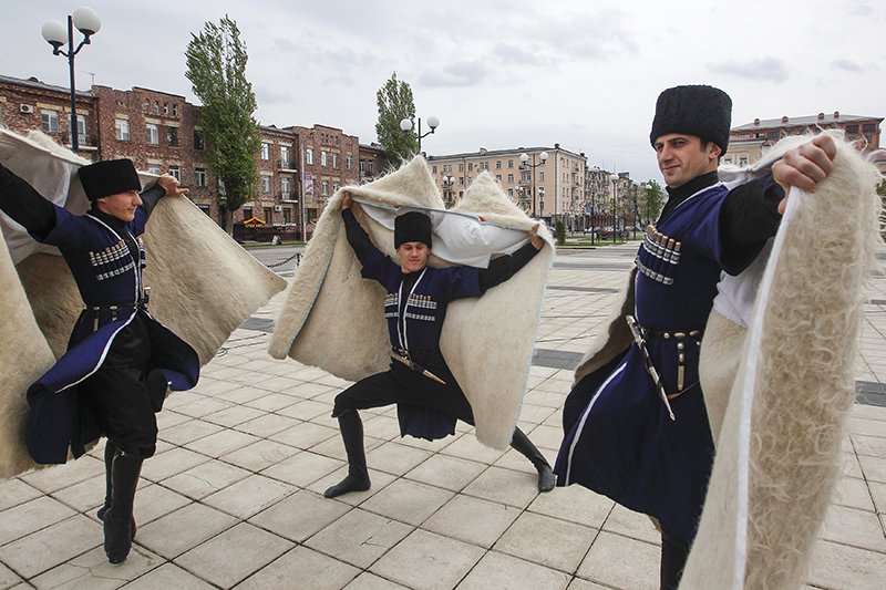 Шешендерді қашан көрсең, тек өздерінің ана тілінде сөйлейді