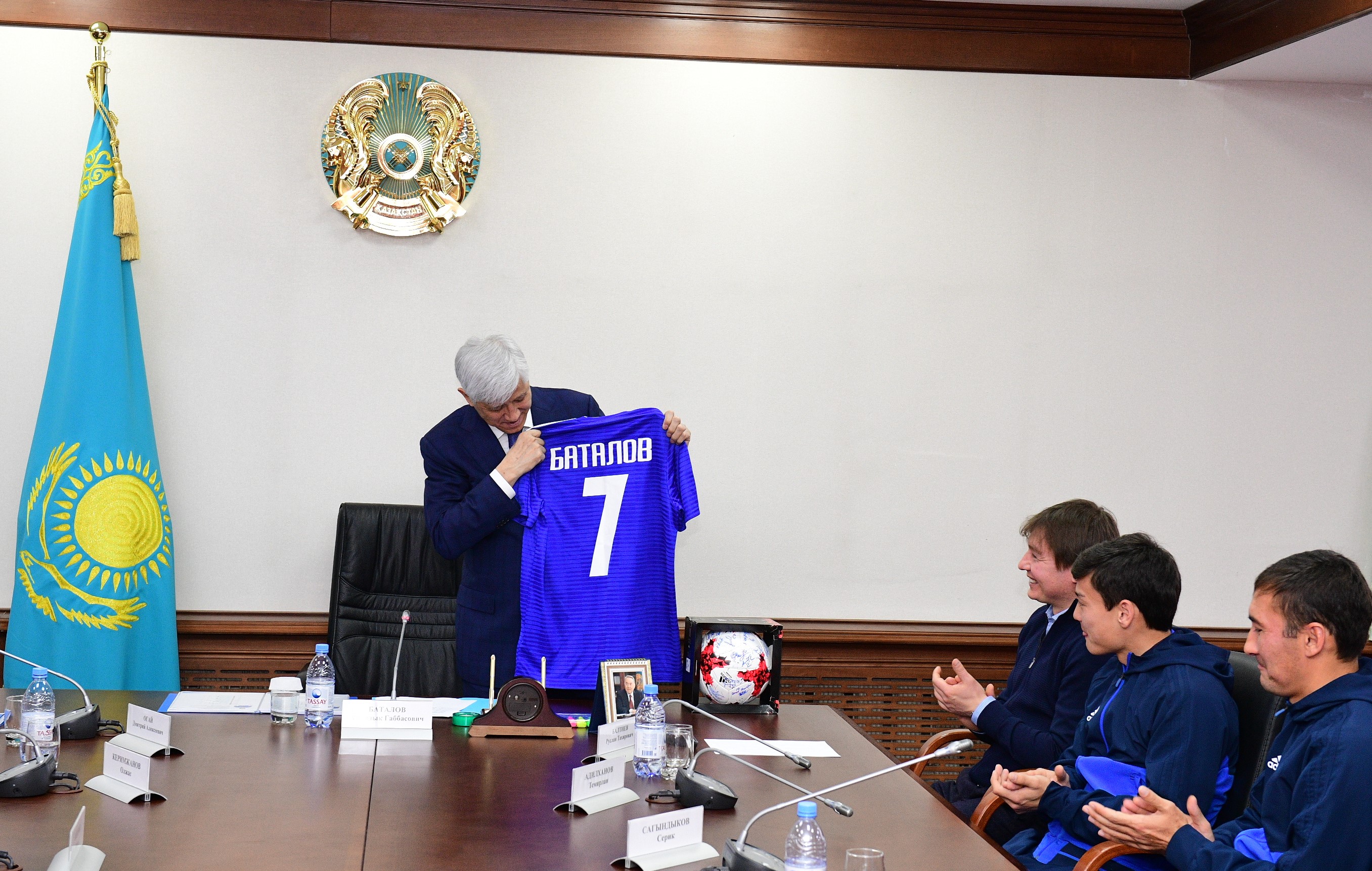 Амандық Баталов футболшылармен кездесті