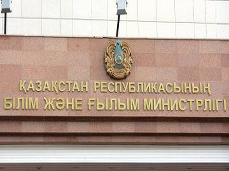 Білім министрлігінің жоғарғы шенді қызметкері. “Я не говорю по казахский”