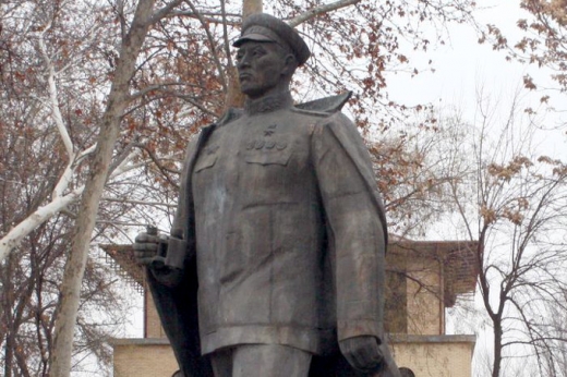 Шавкат Мирзиёев Генерал Сабыр Рахымовтың ескерткішін бұрынғы орнына қайта қоюды тапсырды