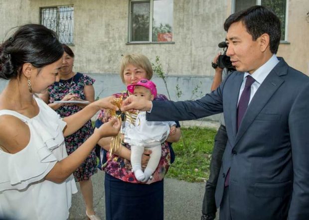 Алматы облысының әкімі сәбиімен саябақта түнеген жас анаға пәтер берді