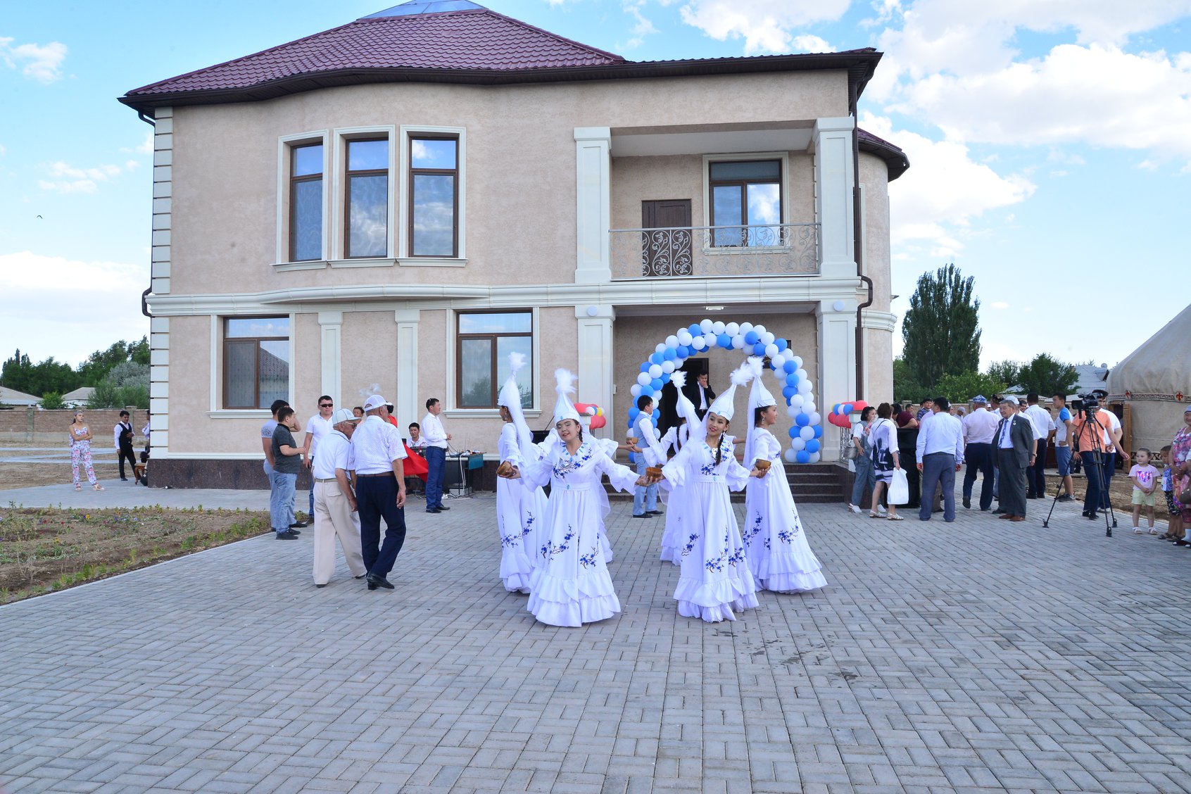 Белгілі кәсіпкер Мұхтар Шахановқа арнап үй тұрғызып берді (ФОТО)